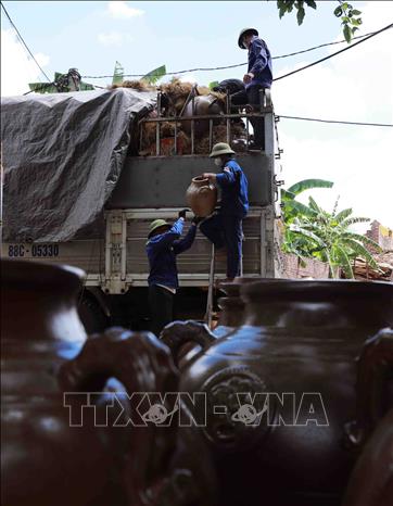 Sản phẩm gốm của làng nghề gốm thủ công mỹ nghệ Vĩnh Hồng được nung ở nhiệt độ cao khoảng 1.300 độ C, chính vì thế các sản phẩm có tính chịu nhiệt cao, độ bền tốt và nước men đẹp, được khách hàng tin dùng. Ảnh: Vũ Sinh - TTXVN