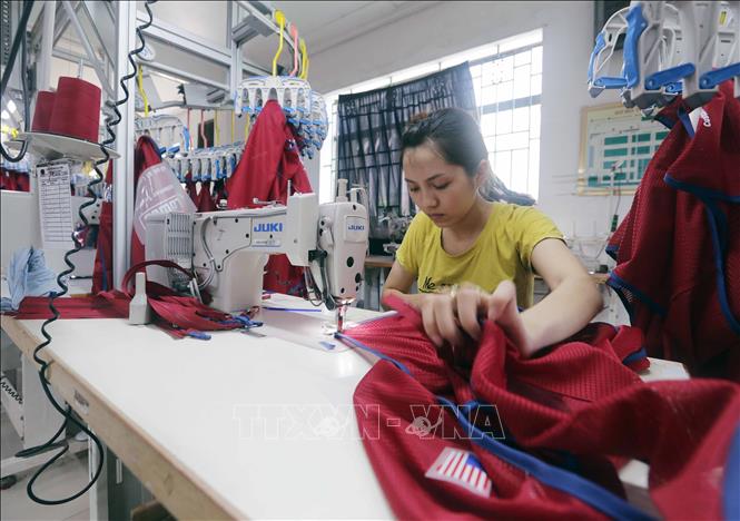 Trong ảnh: Công ty Cổ phần may Nam Tiệp, cụm Công nghiệp An Xá, Nam Định mỗi năm xuất khẩu hàng triệu sản phẩm, tạo việc việc làm cho hàng ngàn lao động. Ảnh: Trần Việt - TTXVN