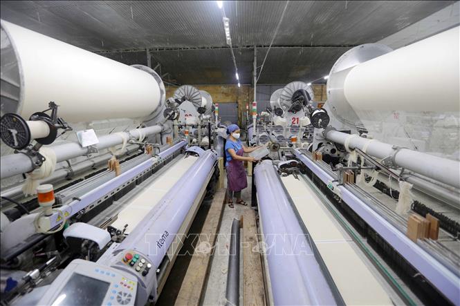 Trong ảnh: Công ty Cổ phần dệt Sơn Nam, Khu Công nghiệp Hòa Xá, đơn vị mạnh trong ngành dệt may với nhiều sản phẩm chất lượng cao xuất khẩu. Ảnh: Trần Việt - TTXVN