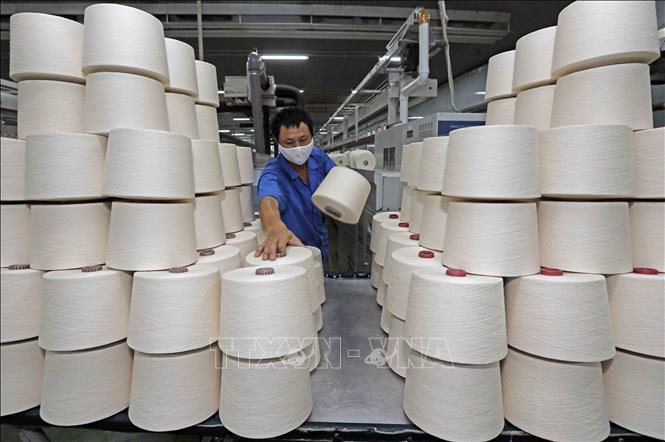 Trong ảnh: Nhà máy sợi Hòa Xá, Tổng Công ty Cổ phần dệt may Nam Định, một trong những đơn vị đầu ngành về sản xuất sợi cho thị trường trong nước và xuất khẩu. Ảnh: Trần Việt - TTXVN