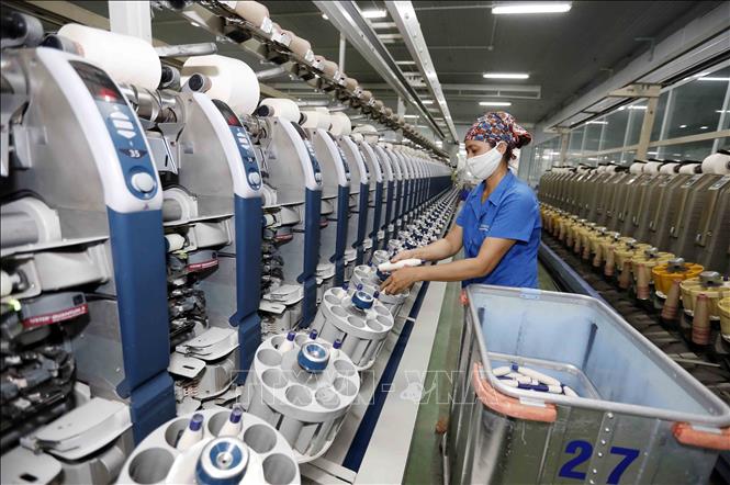 Trong ảnh: Nhà máy sợi Hòa Xá, Tổng Công ty Cổ phần dệt may Nam Định, một trong những đơn vị đầu ngành về sản xuất sợi cho thị trường trong nước và xuất khẩu. Ảnh: Trần Việt - TTXVN