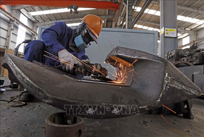 Trong ảnh: Gia công sản phẩm cho ngành công nghiệp tàu thủy tại Công ty TNHH Thắng Lợi ở Khu Công nghiệp An Xá, Nam Định. Ảnh: Trần Việt - TTXVN