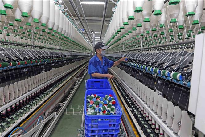 Trong ảnh: Nhà máy sợi Hòa Xá, Tổng Công ty Cổ phần dệt may Nam Định, một trong những đơn vị đầu ngành về sản xuất sợi cho thị trường trong nước và xuất khẩu. Ảnh: Trần Việt - TTXVN