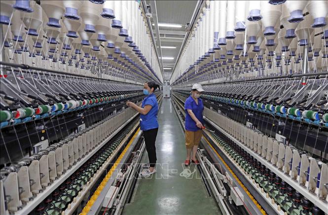 Trong ảnh: Nhà máy sợi Hòa Xá, Tổng Công ty Cổ phần dệt may Nam Định, một trong những đơn vị đầu ngành về sản xuất sợi cho thị trường trong nước và xuất khẩu. Ảnh: Trần Việt - TTXVN