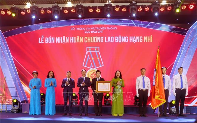 Phó Chủ tịch nước Võ Thị Ánh Xuân trao Huân chương Lao động hạng Nhì cho đại diện Cục Báo chí. Ảnh: Tuấn Đức - TTXVN