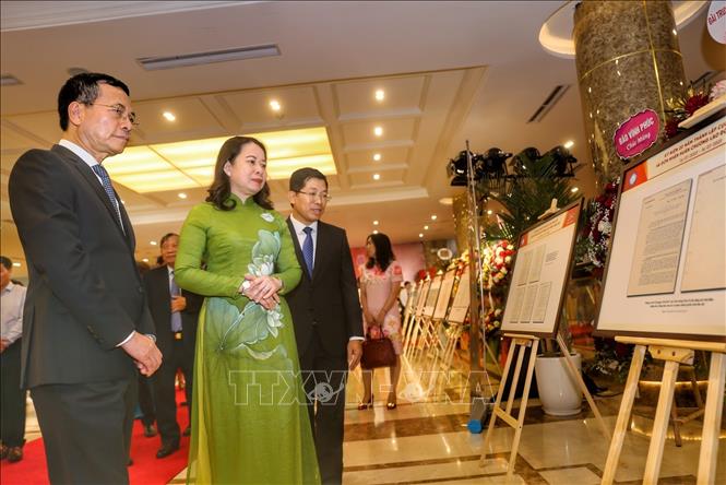 Phó Chủ tịch nước Võ Thị Ánh Xuân và các đại biểu tham quan trưng bày tư liệu về Cục Báo chí qua các thời kỳ. Ảnh: Tuấn Đức - TTXVN