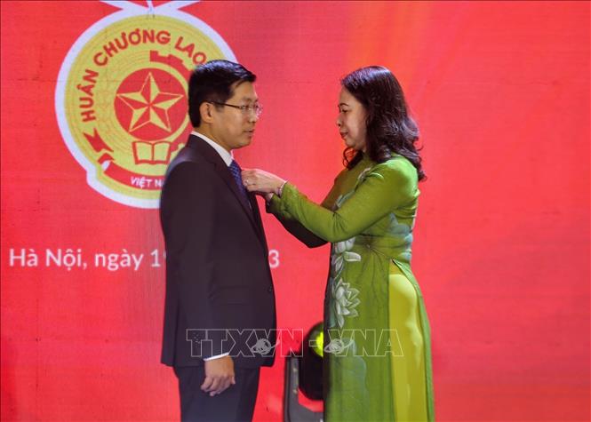 Phó Chủ tịch nước Võ Thị Ánh Xuân trao Huân chương Lao động hạng Ba cho Cục trưởng Cục Báo chí Lưu Đình Phúc. Ảnh: Tuấn Đức - TTXVN