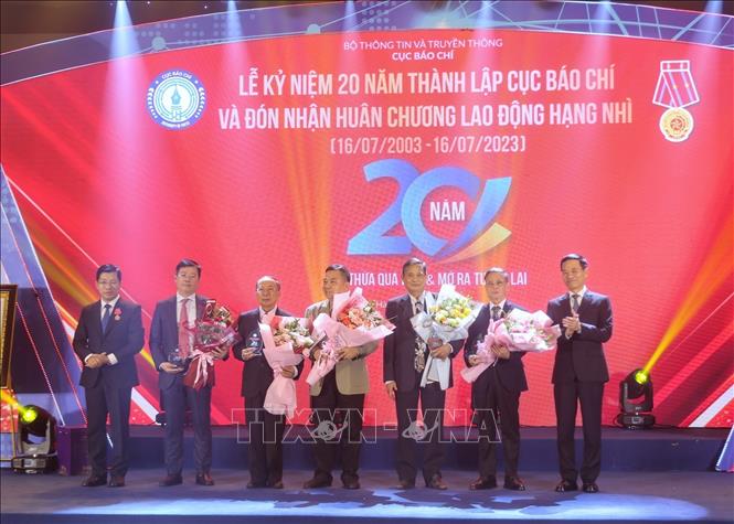 Bộ trưởng Bộ Thông tin và Truyền thông Nguyễn Mạnh Hùng và các thế hệ lãnh đạo Cục Báo chí. Ảnh: Tuấn Đức - TTXVN