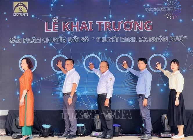 Trong ảnh: Bấm nút khai trương sản phẩm thuyết minh đa ngôn ngữ tại Di sản Văn hóa thế giới Mỹ Sơn. Ảnh: Đoàn Hữu Trung - TTXVN