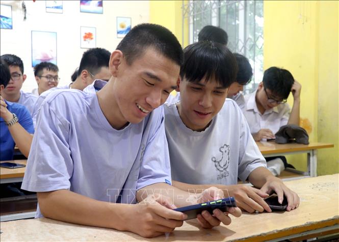 Trong ảnh: Em Nguyễn Mạnh Hùng (bên trái) và em Đặng Tuấn Anh xem điểm thi Kỳ thi Tốt nghiệp THPT năm 2023. Ảnh: Đinh Văn Nhiều - TTXVN