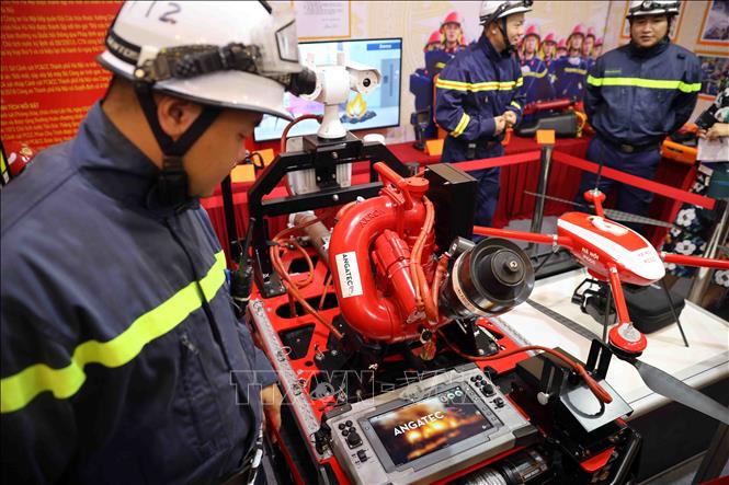 Fire-fighting and rescue advanced equipment and technologies on display. VNA Photo: Phạm Kiên 