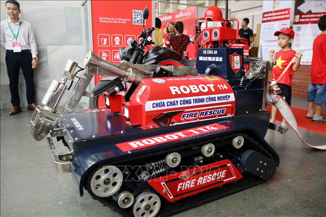 Fire-fighting and rescue advanced equipment and technologies on display. VNA Photo: Phạm Kiên 