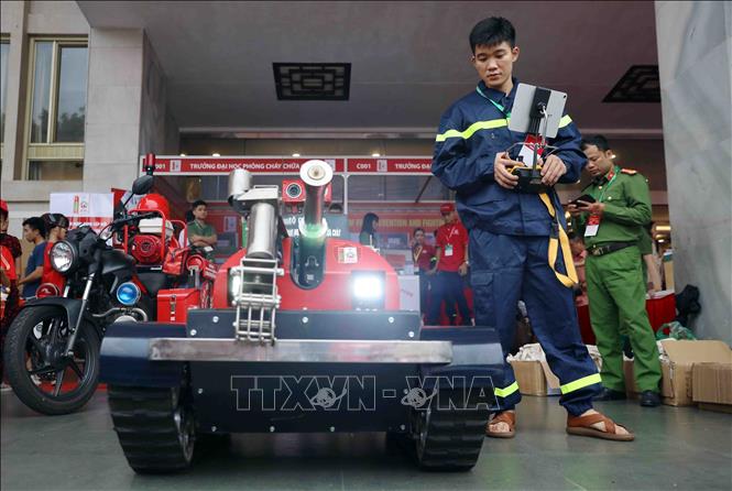 Fire-fighting and rescue advanced equipment and technologies on display. VNA Photo: Phạm Kiên 