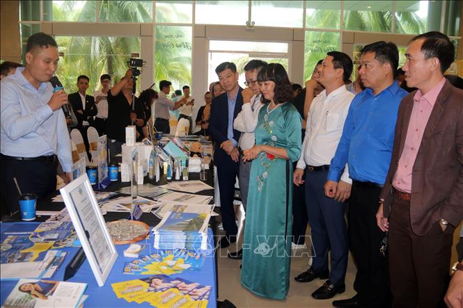 Đại diện các doanh nghiệp giới thiệu về sản phẩm, hàng hóa trưng bày tại Hội nghị. Ảnh: Lê Sen - TTXVN