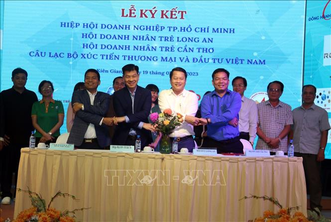 Đại diện các địa phương ký kết bản ghi nhớ hợp tác phát triển thương mại, du lịch. Ảnh: Lê Sen - TTXVN