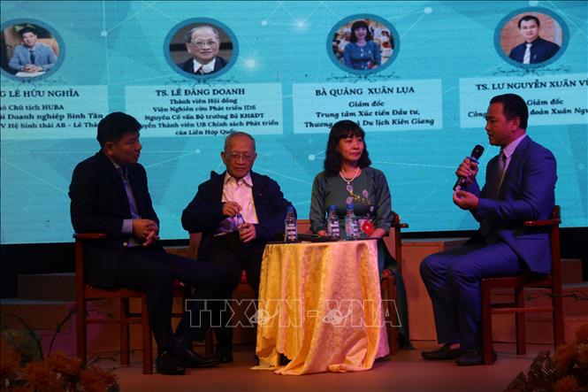 Các diễn giả tham gia tọa đàm. Ảnh: Lê Sen - TTXVN