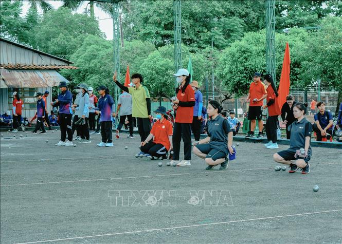Các vận động viên giải Petanque (Bi sắt) vô địch trẻ, thiếu niên quốc gia năm 2023 đang khởi động chuẩn bị thi đấu. Ảnh: Tuấn  Phi-TTXVN