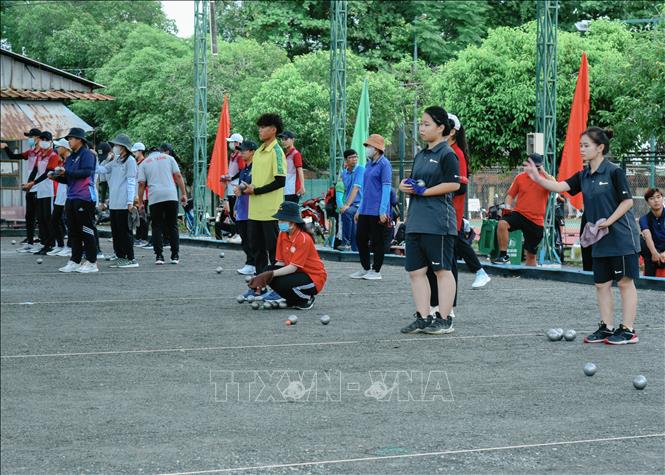 Các vận động viên giải Petanque (Bi sắt) vô địch trẻ, thiếu niên quốc gia năm 2023 đang khởi động chuẩn bị thi đấu. Ảnh: Tuấn  Phi-TTXVN
