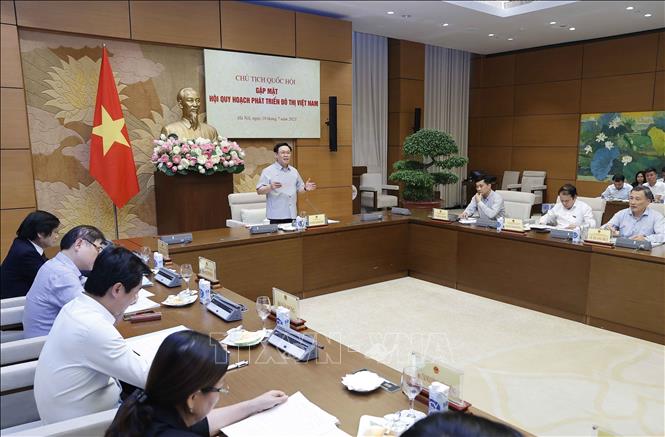 National Assembly Chairman Vuong Dinh Hue meets with the Vietnam Urban Development Planning Association in Hanoi on July 19. VNA Photo: Doãn Tấn