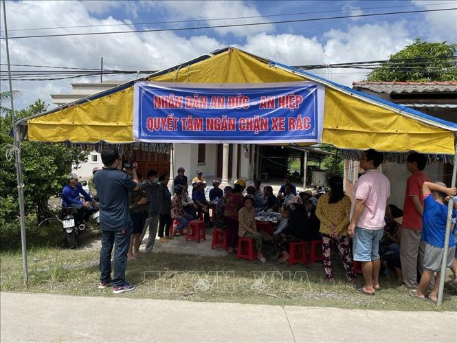 Trong ảnh: Người dân hai xã An Hiệp, An Đức, huyện Ba Tri (Bến Tre) lập chốt chặn các xe vận chuyển rác từ thành phố Bến Tre và huyện Châu Thành về huyện Ba Tri. Ảnh: TTXVN phát