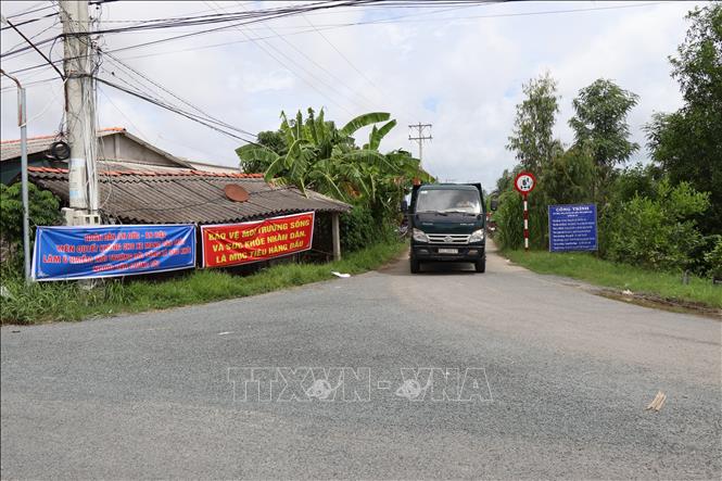 Trong ảnh: Người dân hai xã An Hiệp, An Đức, huyện Ba Tri lập chốt chặn các xe vận chuyển rác. Ảnh: Công Trí - TTXVN
