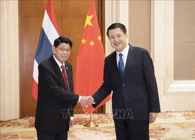 Ủy viên Quốc vụ kiêm Bộ trưởng Công an Trung Quốc Vương Tiểu Hồng (phải) và Phó Thủ tướng Thái Lan Wissanu Krea-ngam trong cuộc gặp ở Bắc Kinh, ngày 19/7/2023. Ảnh: THX/TTXVN
