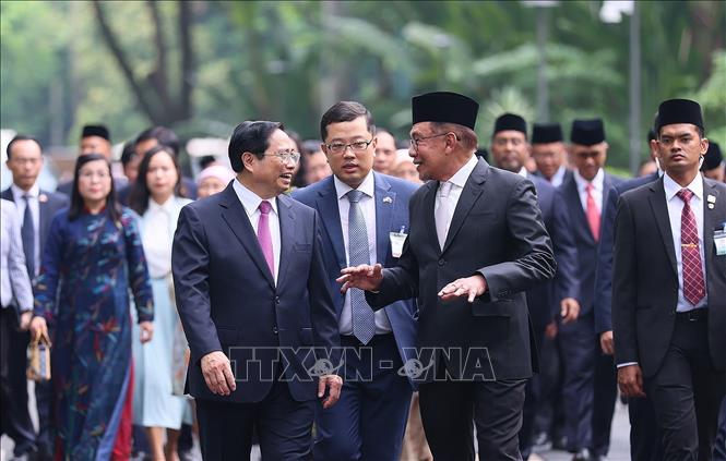 Prime Minister Pham Minh Chinh welcomes Malaysian counterpart Anwar Ibrahim. VNA Photo: Dương Giang