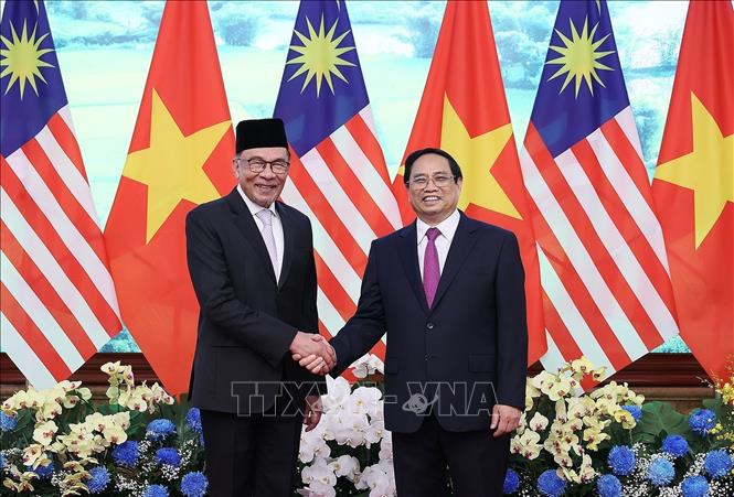 Prime Minister Pham Minh Chinh and his Malaysian counterpart Anwar Ibrahim hold talks. VNA Photo: Dương Giang