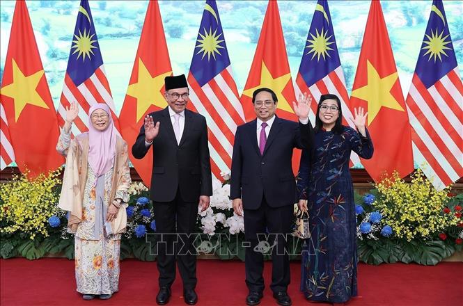 Prime Minister Pham Minh Chinh and his spouse pose for a photo with Malaysian Prime Minister Anwar Ibrahim and his spouse. VNA Photo: Dương Giang