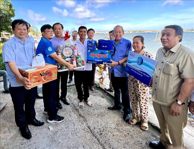 Ban tổ chức trao quà cho gia đình ngư dân Lê Gia Huy ở thị trấn Cửa Việt, huyện Gio Linh, tỉnh Quảng Trị. Ảnh: Nguyên Linh-TTXVN