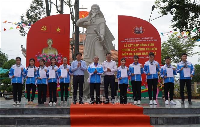 Trong ảnh: Trao quyết định kết nạp Đảng viên mới cho chiến sĩ Mùa hè xanh. Ảnh: Nhựt An - TTXVN