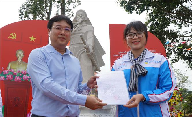 Trong ảnh: Bí thư Tỉnh ủy Đồng Tháp Lê Quốc Phong trao quyết định kết nạp Đảng viên mới cho chiến sĩ Mùa hè xanh. Ảnh: Nhựt An - TTXVN