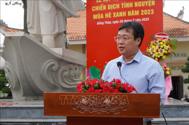 Trong ảnh: Bí thư Tỉnh ủy Đồng Tháp Lê Quốc Phong phát biểu tại lễ kết nạp Đảng viên mới cho chiến sĩ Mùa hè xanh. Ảnh: Nhựt An - TTXVN