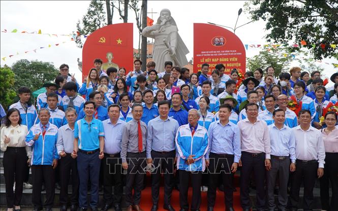 Trong ảnh: Đảng viên mới và các chiến sĩ Mùa hè xanh của Trường Đại học Công nghệ thành phố Hồ Chí Minh chụp ảnh lưu niệm với lãnh đạo tỉnh Đồng Tháp. Ảnh: Nhựt An - TTXVN