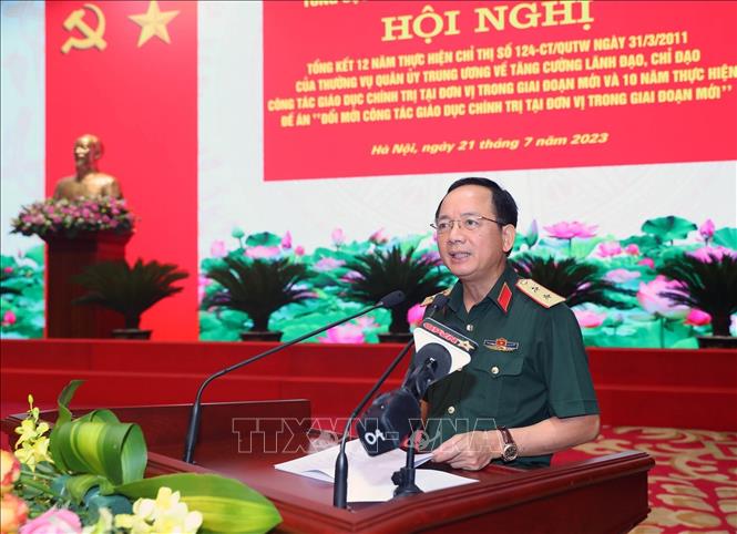 Trung tướng Trịnh Văn Quyết, Ủy viên TW Đảng, Phó Chủ nhiệm Tổng cục Chính trị Quân đội nhân dân Việt Nam phát biểu chỉ đạo hội nghị. Ảnh: Trọng Đức - TTXVN