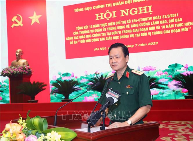 Trung tướng Nguyễn Văn Đức, Cục trưởng Cục Tuyên huấn (Tổng cục Chính trị Quân đội nhân dân Việt Nam) phát biểu. Ảnh: Trọng Đức - TTXVN

