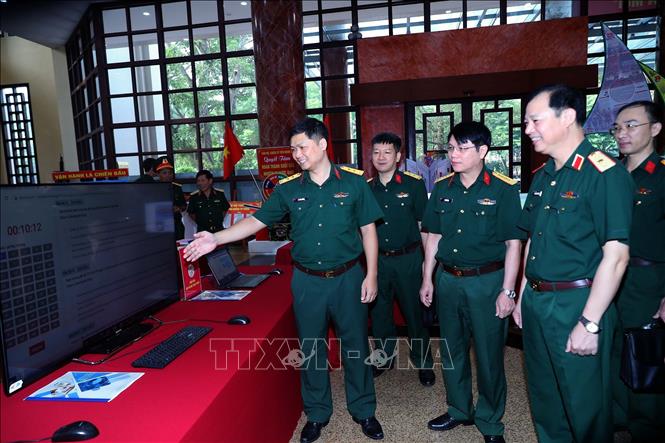 Các đại biểu tham quan hệ thống thi, kiểm tra, đánh giá năng lực trực tuyến trên mạng nội bộ của Học viện Kỹ thuật quân sự. Ảnh: Trọng Đức - TTXVN

