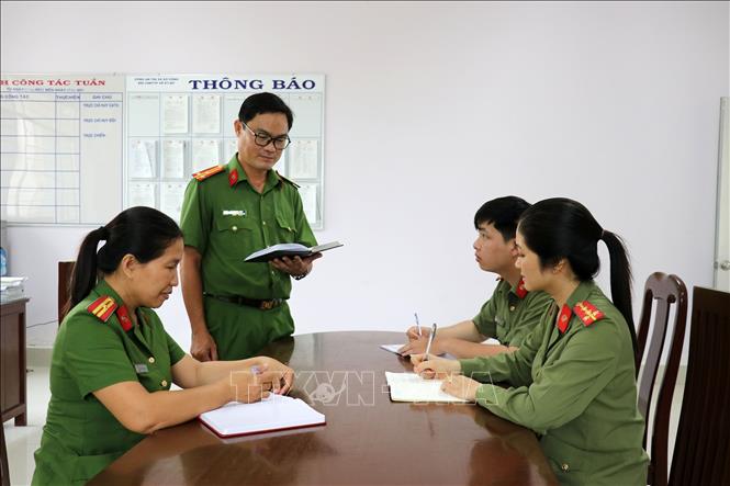 Trong ảnh: Thượng tá Lê Trung Thật, Phó trưởng Công an thị xã Gò Công chỉ đạo các đội nghiệp vụ trong cuộc họp giao ban. Ảnh: Hữu Chí - TTXVN