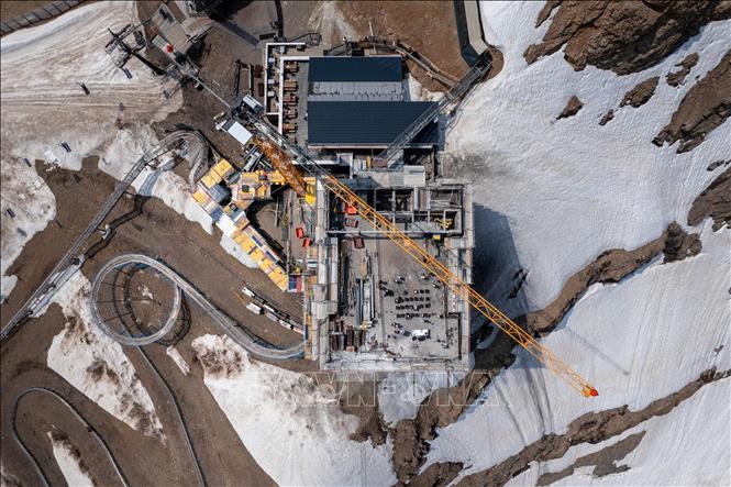Công trình xây dựng một khách sạn trên độ cao 3000m tại khu nghỉ dưỡng trượt tuyết Glacier 3000 ở vùng núi Les Diablerets, Tây Nam Thụy Sĩ, ngày 27/6/2023. Ảnh: AFP/TTXVN