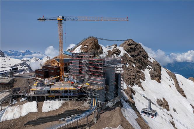 Công trình xây dựng một khách sạn trên độ cao 3000m tại khu nghỉ dưỡng trượt tuyết Glacier 3000 ở vùng núi Les Diablerets, Tây Nam Thụy Sĩ, ngày 27/6/2023. Ảnh: AFP/TTXVN