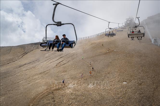 Du khách di chuyển bằng cáp treo tại khu nghỉ dưỡng trượt tuyết Glacier 3000 ở vùng núi Les Diablerets, Tây Nam Thụy Sĩ. Ảnh: AFP/TTXVN