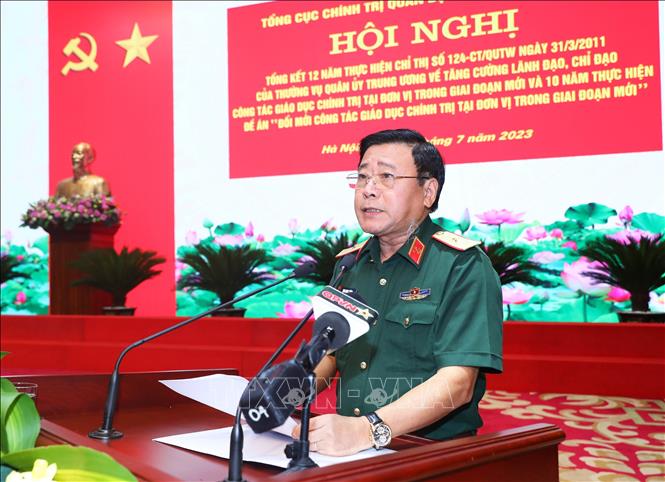 Thiếu tướng Đinh Ngọc Tường, Phó Tư lệnh Bộ Tư lệnh Công binh trình bày tham luận tại hội nghị. Ảnh: Trọng Đức - TTXVN
