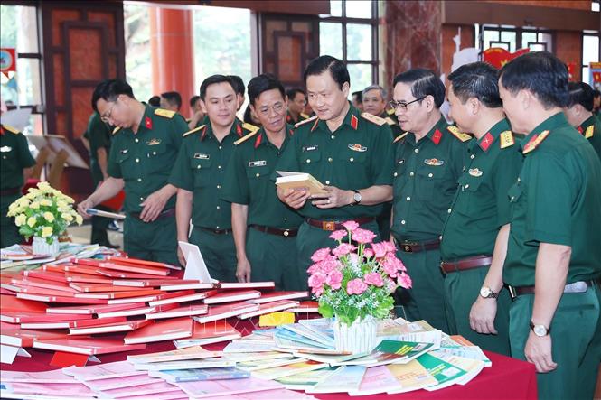 Các đại biểu tham quan gian trưng bày, giới thiệu tài liệu tham khảo, giảng dạy chính trị của các đơn vị. Ảnh: Trọng Đức - TTXVN
