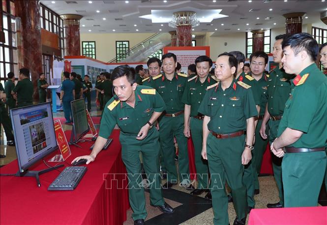 Trung tướng Trịnh Văn Quyết, Ủy viên Trung ương Đảng, Phó Chủ nhiệm Tổng cục Chính trị Quân đội nhân dân Việt Nam và các đại biểu tham quan gian trưng bày, giới thiệu tài liệu tham khảo, giảng dạy chính trị của các đơn vị. Ảnh: Trọng Đức - TTXVN