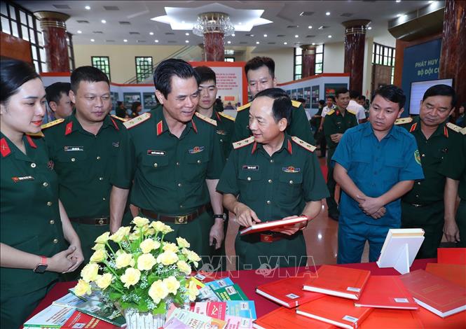 Trung tướng Trịnh Văn Quyết, Ủy viên Trung ương Đảng, Phó Chủ nhiệm Tổng cục Chính trị Quân đội nhân dân Việt Nam và các đại biểu tham quan gian trưng bày, giới thiệu tài liệu tham khảo, giảng dạy chính trị của các đơn vị. Ảnh: Trọng Đức - TTXVN