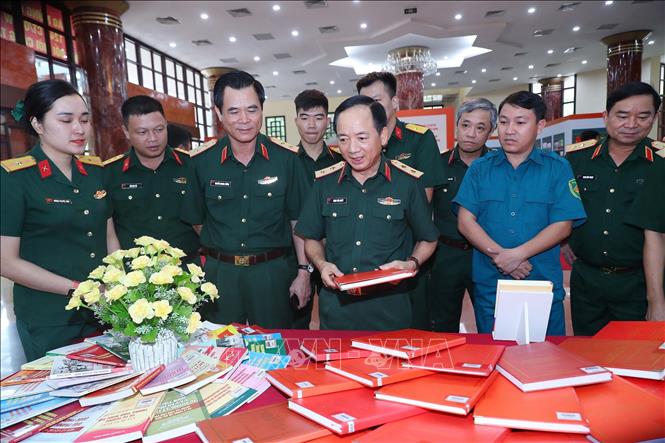 Trung tướng Trịnh Văn Quyết, Ủy viên Trung ương Đảng, Phó Chủ nhiệm Tổng cục Chính trị Quân đội nhân dân Việt Nam và các đại biểu tham quan gian trưng bày, giới thiệu tài liệu tham khảo, giảng dạy chính trị của các đơn vị. Ảnh: Trọng Đức - TTXVN