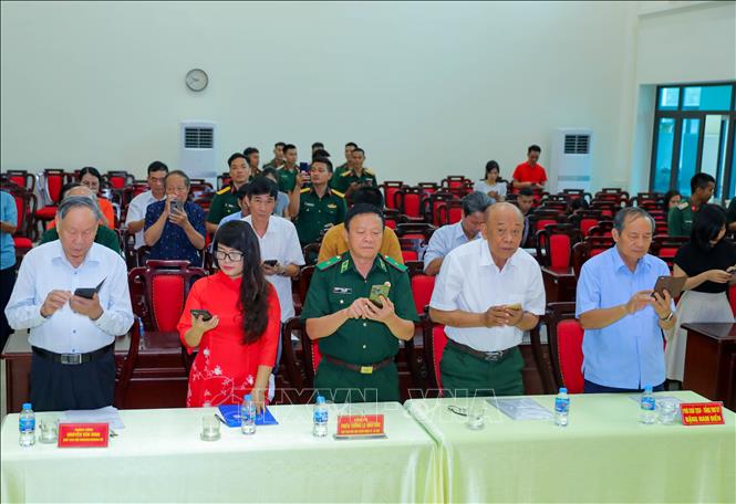 Các đại biểu nhắn tin ủng hộ các nạn nhân chất độc da cam/dioxin Việt Nam. Ảnh: Hoàng Hiếu - TTXVN