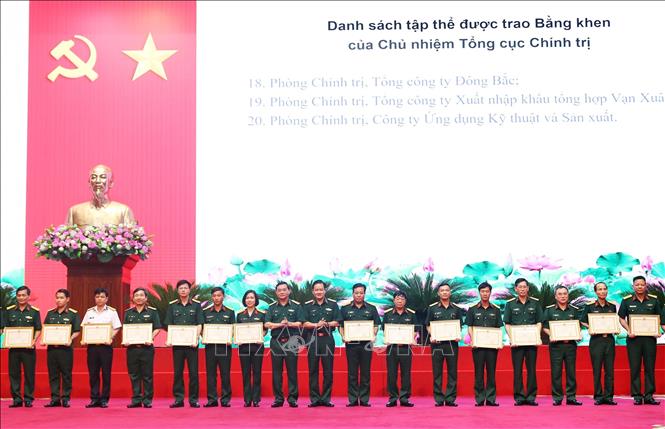 Lễ trao Bằng khen của Tổng cục Chính trị QĐND Việt Nam cho các tập thể có thành tích xuất sắc. Ảnh: Trọng Đức - TTXVN