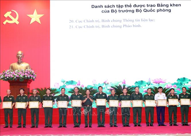 Trung tướng Trịnh Văn Quyết, Ủy viên Trung ương Đảng, Phó Chủ nhiệm Tổng cục Chính trị Quân đội nhân dân Việt Nam trao Bằng khen của Bộ Quốc phòng cho các tập thể có thành tích xuất sắc. Ảnh: Trọng Đức - TTXVN