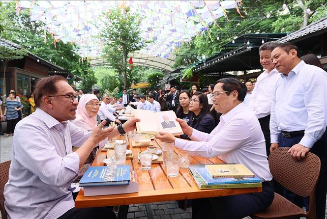 Thủ tướng Phạm Minh Chính và Thủ tướng Malaysia Anwar Ibrahim thăm Phố ...